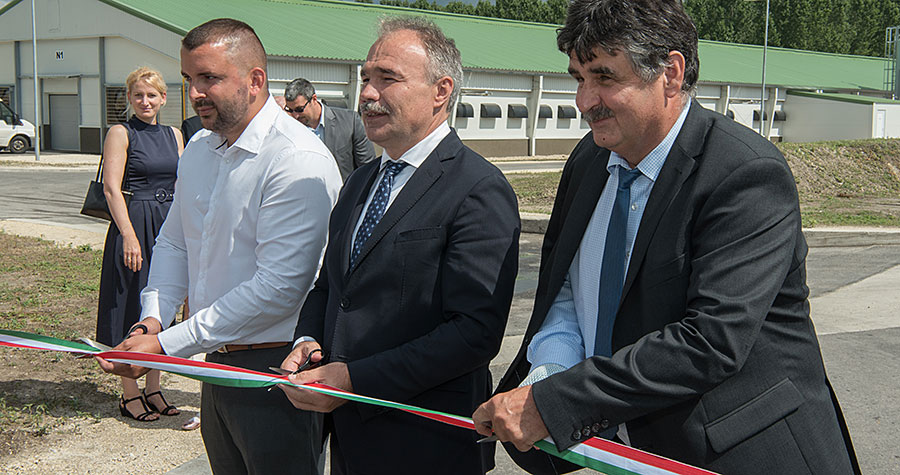 El Ministro de Agricultura húngaro inaugura nueve naves para el manejo de reproductoras